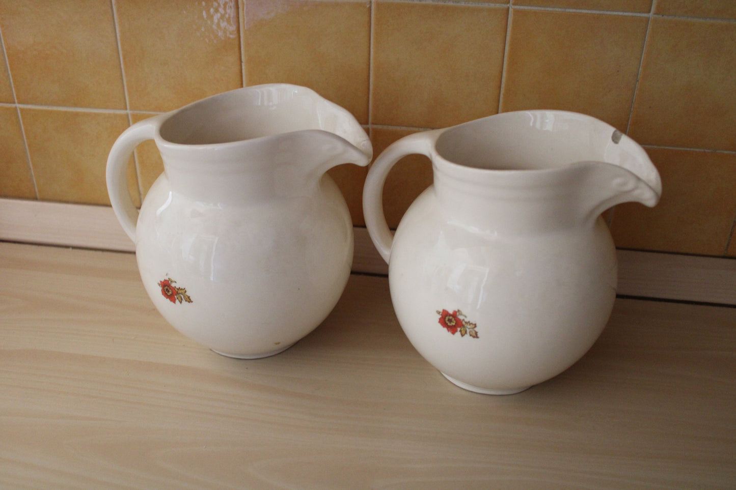 Coppia di Caraffe in Porcellana Cecoslovacchia XX° secolo Vintage Crema