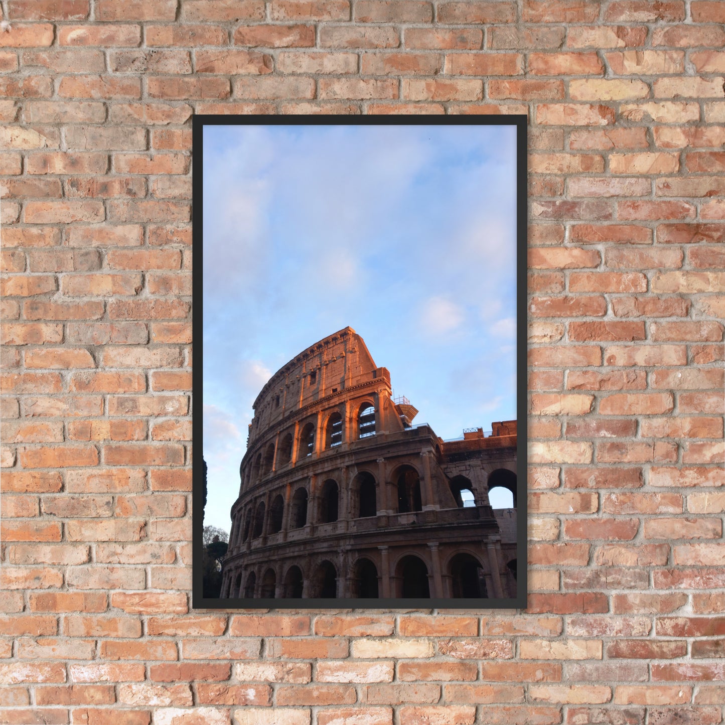 Colosseo illuminato da una giornata di sole, poster con cornice